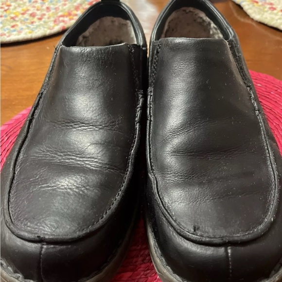 Mens Ugg Black Leather and Genuine Sheepskin Loafers Size 12 - Picture 1 of 6